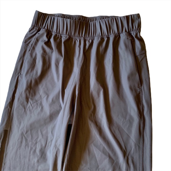LIKE NEW: Lululemon Crops - Picture 5 of 6